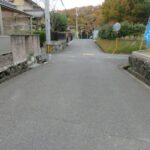 南西側道路：南東から北西へ向いて撮った写真です。