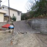 宅地から前面道路へ向いて撮った写真