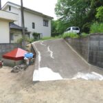 宅地から前面道路へ向いて撮った写真