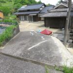 前面道路から宅地へ向いて撮った写真