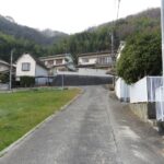 前面道路：東から西へ向いて撮った写真です。