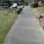 北東側道路：南東から北西へ向いて撮った写真です。