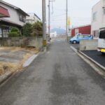 前面道路：西から東へ向いて撮った写真です。