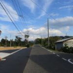 令和7年11月6日撮影：分譲地への入口の前面道路。