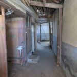 通路：南から北へ向いて撮った写真です。