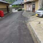 南西側道路：南東から北西へ向いて撮った写真です。