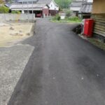 南西側道路：北西から南東へ向いて撮った写真です。