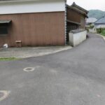 北西側道路：北東から南西へ向いて撮った写真です。