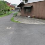 北東側道路：北西から南東へ向いて撮った写真です。