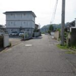 前面道路：東から西へ向いて撮った写真です。