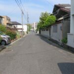 前面道路：西から東へ向いて撮った写真です。