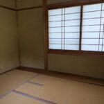 別の建物に茶室があります。