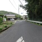 前面道路：北西から南東を向いて撮った写真です。