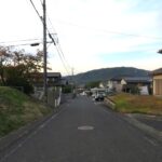 前面道路:南東から北西へ向いて撮った写真です。 前面道路:南東から北西へ向いて撮った写真です。
