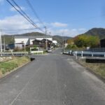 前面道路：南西から北東へ向いて撮った写真です。