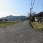 前面道路：北東から南西へ向いて撮った写真です。