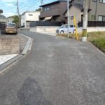 前面道路:南東から北西へ向いて撮った写真です。 前面道路:南東から北西へ向いて撮った写真です。