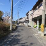 前面道路:東から西へ向いて撮った写真です。 前面道路:東から西へ向いて撮った写真です。